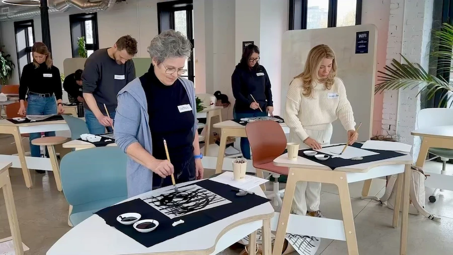 Des gens qui font de la calligraphie