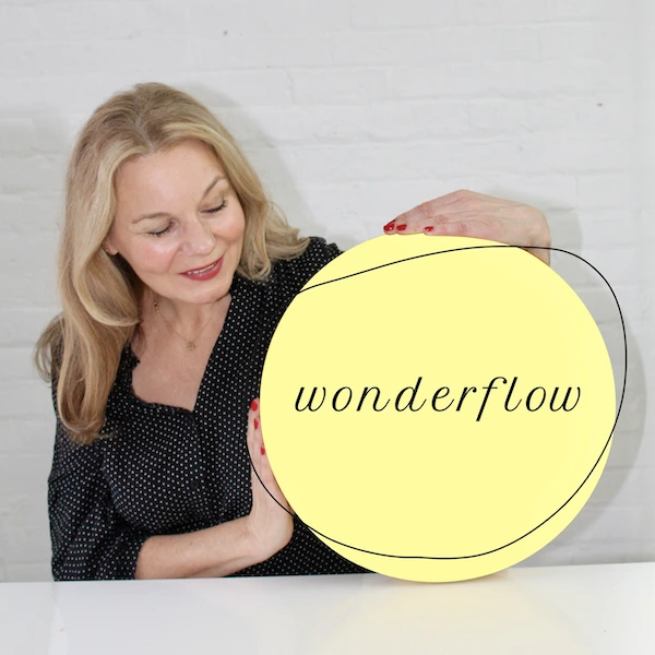 Vanessa tient le logo de Wondeflow