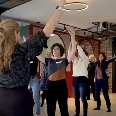 Les gens pratiquent le Tai Chi Qigong