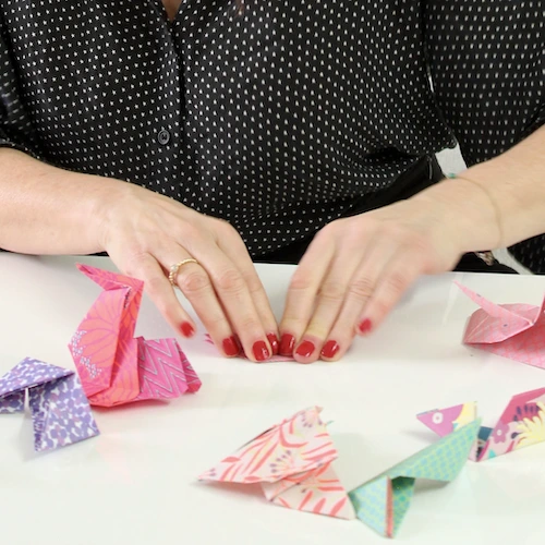 Mains de femme faisant de l'origami