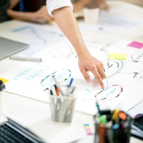 Main de femme pointant vers le graphique